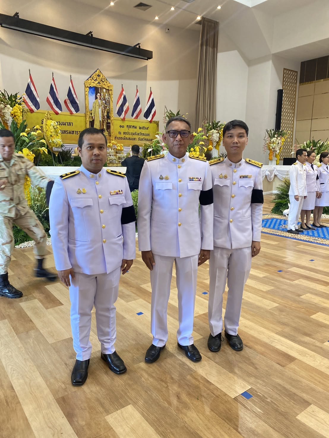 title - พิธีสวดพระพุทธมนต์ ทำบุญตักบาตร ถวายเป็นพระราชกุศล และพิธีวางพวงมาลา เนื่องในวันคล้ายวันสวรรคต พระบาทสมเด็จพระบรมชนกาธิเบศร มหาภูมิพลอดุลยเดชมหาราช บรมนาถบพิตร “วันนวมินทรมหาราช” ประจำปี 2569